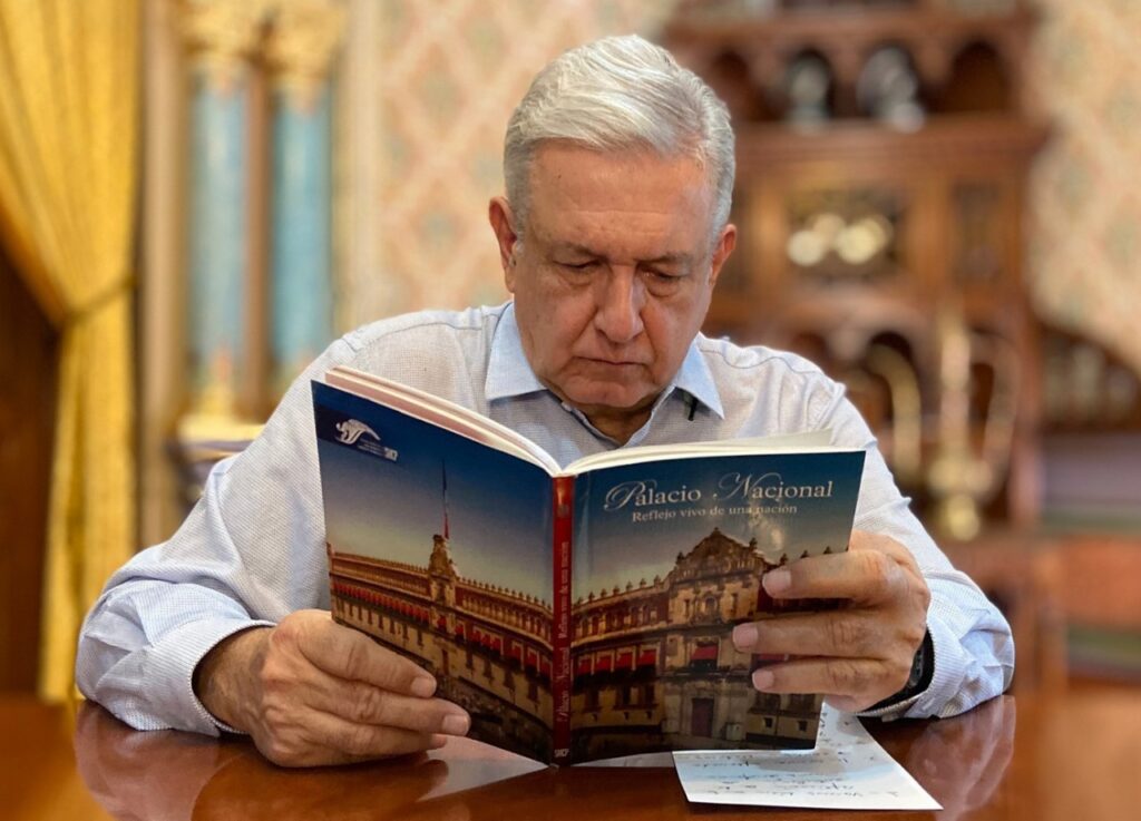 amlo leyendo